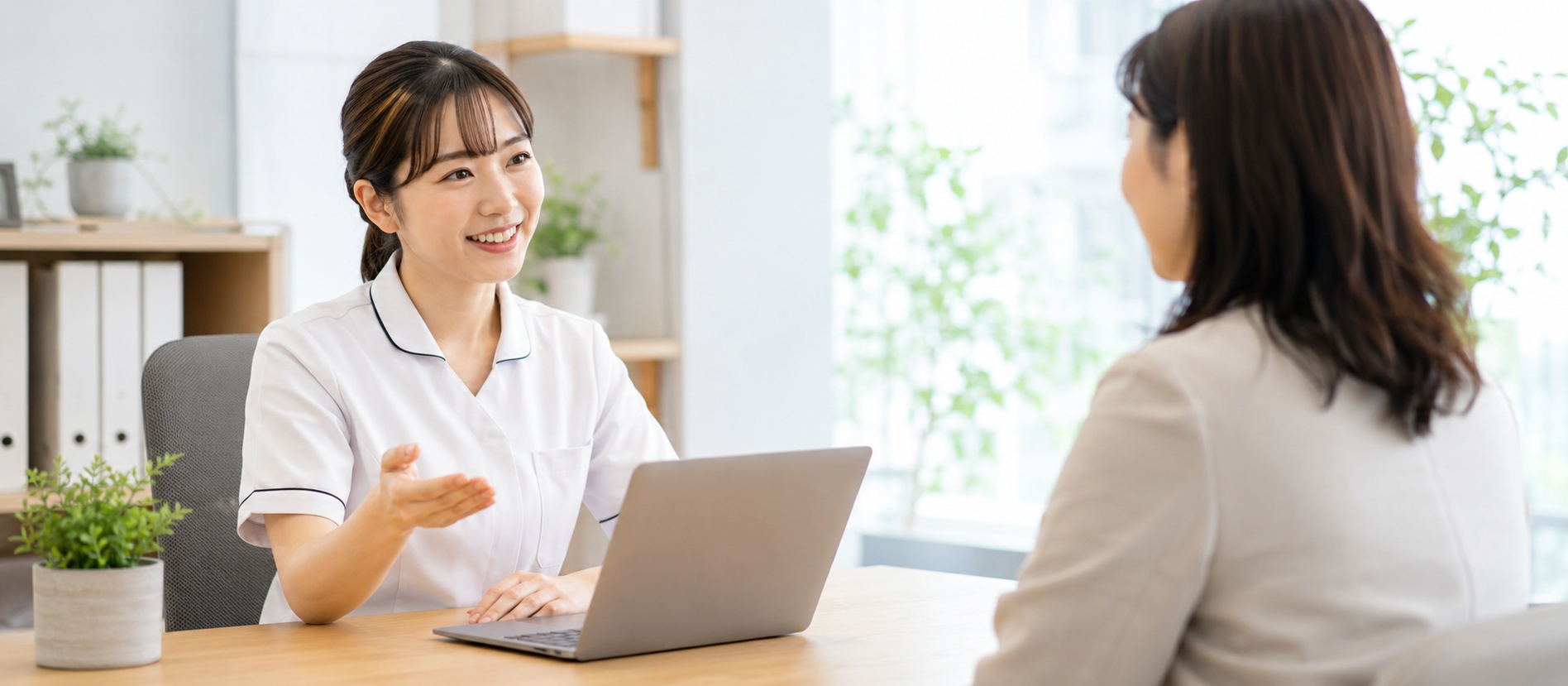従業員の健康相談に応じる保健師